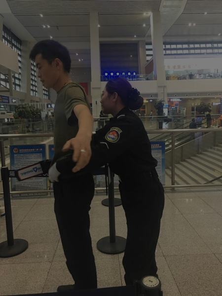 暑运中的铁路安检
