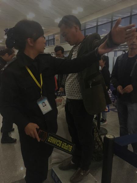 安检员严检细查