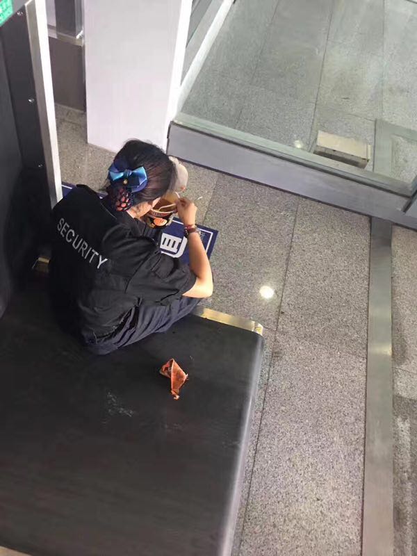 安检员在暑运中的艰辛