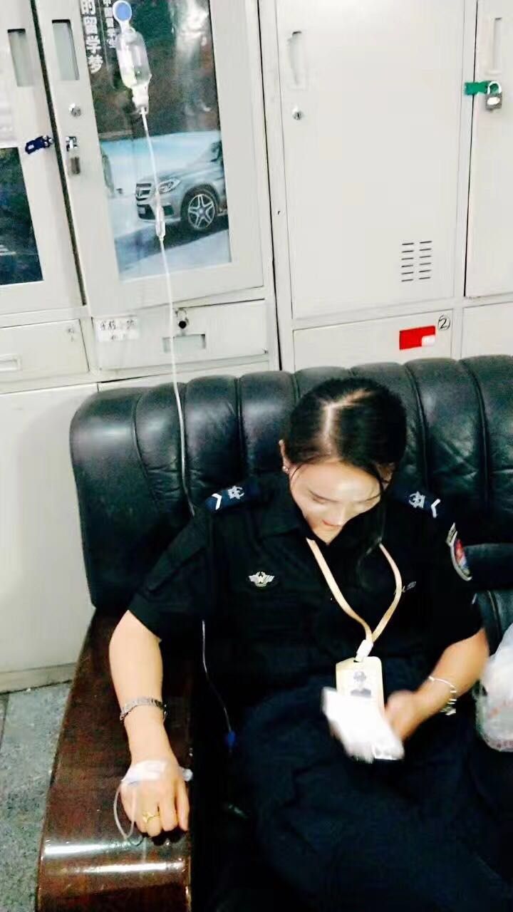 安检员在暑运中的艰辛